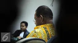 Gubernur Papua periode 2006-2011, Barnabas Suebu didakwa melakukan tindak pidana korupsi dalam perencanaan pembangunan PLTA yang merugikan keuangan negara senilai Rp 43,362 miliar, Jakarta, Senin (6/7/2015). (Liputan6.com/Helmi Afandi)