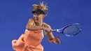 Petenis putri asal Rusia, Maria Sharapova mengembalikan bola pukulan lawannya asal Belarusia Aliaksandra Sasnovich pada pertandingan babak kedua Australia Terbuka di Melbourne, Australia, (20/1/2016). (AFP PHOTO/GREG WOOD)