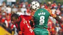 Pemain Persijap Jepara, Evaldo Silva (kiri) dan pemain Sriwijaya FC, Ngon A Djam (kanan), pada leg pertama semifinal Copa Indonesia di Stadion Gelora Bumi Kartini, Jepara, Sabtu (20/6). FOTO ANTARA/R. Rekotomo