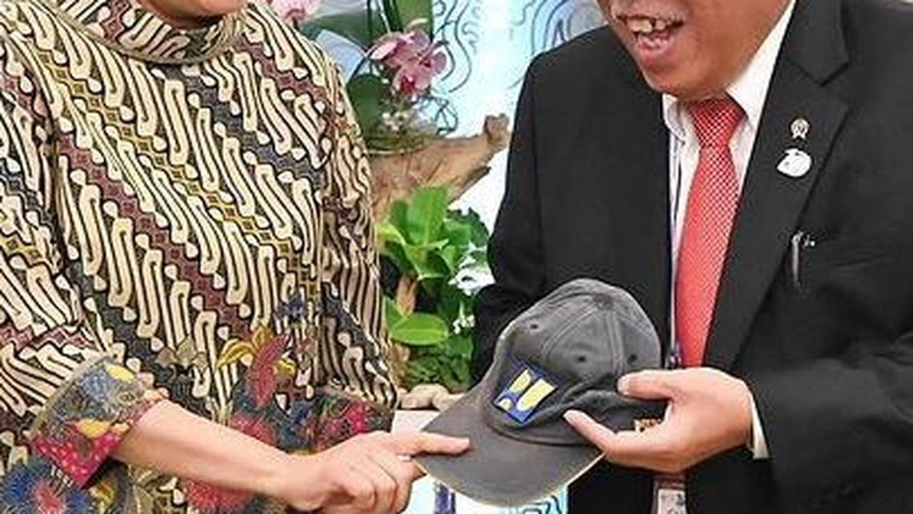 Pada potret yang dibagikan di akun instagram Sri Mulyani tampak Basuki meminjamkan topinya itu kepada sang menkeu.&nbsp;<br>