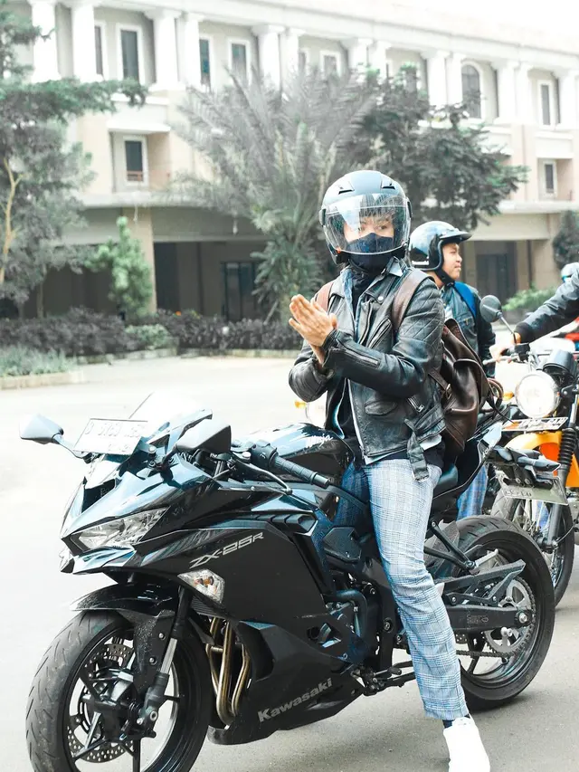 6 Gaya Angga Yunanda Jadi Ketua Geng Motor di Web Series Antares Ini Curi Perhatian