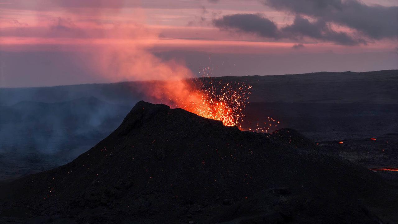 FOTO: Daya Tarik Mematikan, Wisatawan Berbondong Datangi Lokasi Letusan di Islandia