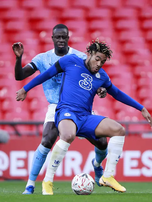 Bek Chelsea, Reece James berusaha mengontrol bola dari kawalan bek Manchester City, Benjamin Mendy pada  pertandingan semifinal Piala FA di Stadion Wembley di London, Inggris, Minggu (18/4/2021). Chelsea menang tipis atas City 1-0. (AP Photo/Ian Walton, Pool)