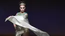 Miss Mesir, Nariman Khaled menampilkan kostum nasionalnya selama National Costume Show Miss Universe 2018 di Chonburi, Thailand, Senin (10/12). 94 wanita cantik se-dunia berlomba menjadi yang terbaik di ajang Miss Universe 2018. (Lillian SUWANRUMPHA/AFP)