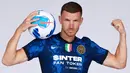 Edin Dzeko. Striker Bosnia Herzegovina berusia 35 tahun yang baru hijrah dari AS Roma ke Inter Milan ini telah mencetak 364 gol baik untuk klub maupun timnas. Bersama Timnas Bosnia, 59 gol dicetaknya dalam 114 laga. Di level klub, ia mencetak 305 gol dalam 700 laga. (Foto: inter.it)