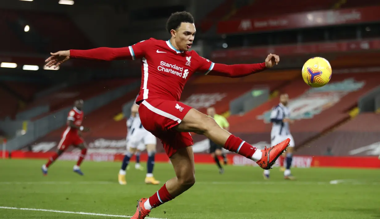 Bek Liverpool, Alexander-Arnold berusaha mengumpan bola saat melawan West Bromwich Albion pada pertandingan lanjutan Liga Inggris di stadion Anfield, Inggris, Senin (28/12/2020). Liverpool mengumpulkan 32 poin sedangan West Bromwich Albion 8 poin. (Clive Brunskill/Pool via AP)