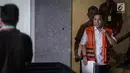 Setya Novanto tersenyum usai menjalani pemeriksaan di gedung KPK, Jakarta, Jumat (22/12). Setnov diperiksa sebagai saksi untuk tersangka Direktur Utama PT Quadra Solution Anang Sugiana Sudiharjo (ASS). (Liputan6.com/Faizal Fanani)