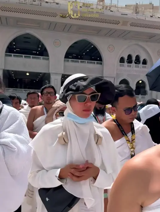 <p>Syahnaz Sadiqah juga menunaikan ibadah haji bersama kakak-kakaknya. Foto ini juga diambil saat menjalani tawaf. (Foto: Instagram/ raffinagita1717)</p>