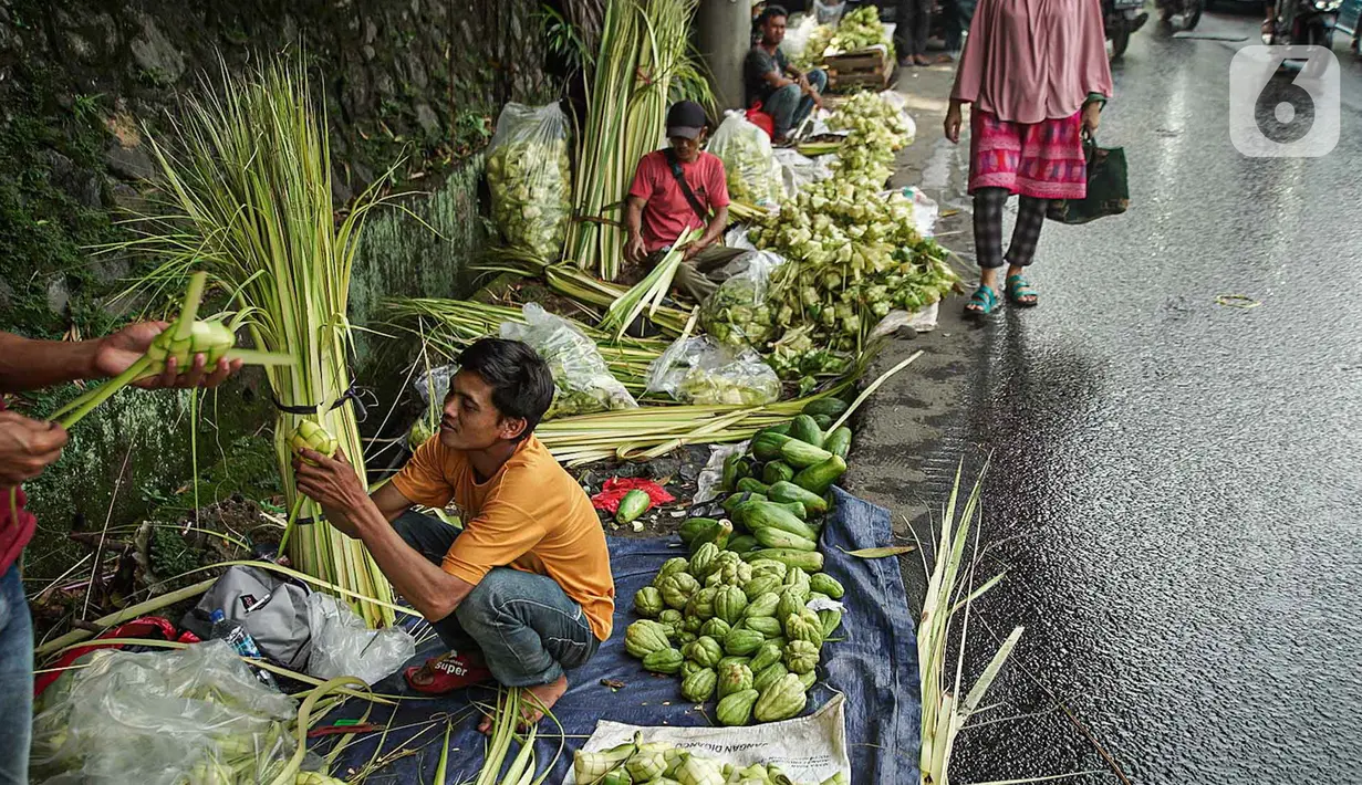 <p>Pedagang tengah membuat kulit ketupat saat menunggu pembeli di Jakarta, Sabtu (30/4/2022). H-2 Lebaran 2022 penjualan kulit ketupat mengalami peningkatan dengan harga jual Rp 6 ribu untuk 10 lembar atau bahan dan Rp 10 ribu untuk harga perikat. (Liputan6.com/Faizal Fanani)</p>