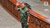 Calon Panglima TNI Laksamana TNI Yudo Margono memberi salam kepada anggota DPR dalam Rapat Paripurna Ke-12 Masa Persidangan II Tahun Sidang 2022-2023 di Kompleks Parlemen, Senayan, Jakarta, Selasa (13/12/2022). DPR menyepakati penetapan Laksamana TNI Yudo Margono sebagai Panglima TNI untuk menggantikan Jenderal TNI Andika Perkasa yang akan memasuki masa pensiun. (Liputan6.com/Angga Yuniar)