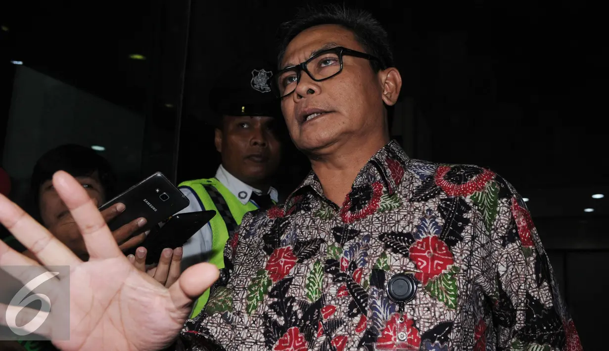 Jubir Presiden Joko Widodo, Johan Budi menjawab pertanyaan wartawan di KPK, Jakarta, Jumat (11/11). Kedatangan Johan untuk menghadiri acara ulang tahun wadah pegawai KPK. (Liputan6.com/Helmi Afandi)