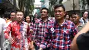 Djarot Saiful Hidayat berjalan bersama rombongannya saat blusukan di kawasan Pasar Baru, Jakarta, Senin (14/11). Sebelumnya Djarot sempat mendapat penolakan dari sejumlah warga saat blusukan ke kawasan ini. (Liputan6.com/Gempur M. Surya)