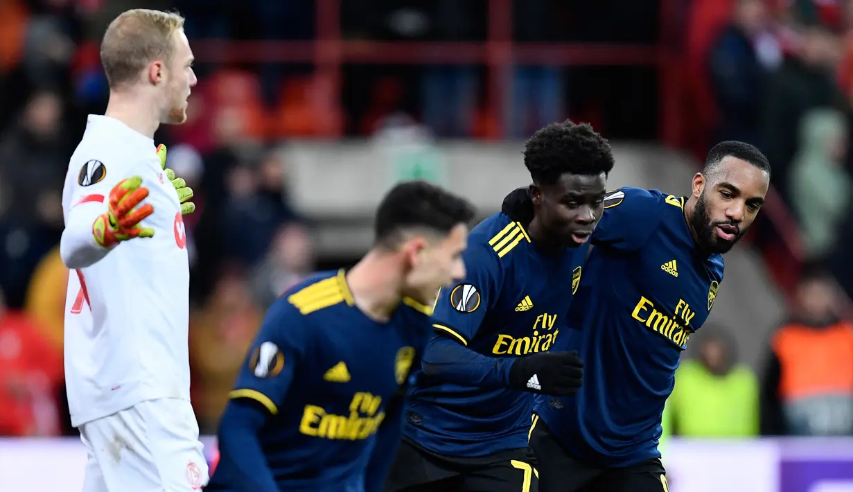 Pemain Arsenal Bukayo Saka (kedua kanan) merayakan golnya ke gawang Standard Liege bersama rekan-rekannya pada pertandingan Grup F Liga Europa di Stadion Maurice Dufrasne, Liege, Belgia, Kamis (12/12/2019). Arsenal juara grup setelah menahan Standar Liege 2-2. (JOHN THYS/AFP)