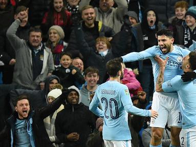 Striker Manchester City, Sergio Aguero, melakukan selebrasi usai mencetak gol ke gawang Bristol City pada leg pertama semifinal Piala Liga Inggris di Stadion Etihad, Selasa (9/1/2018). Manchester City menang 2-1 atas Bristol City. (AFP/Oli Scarff)