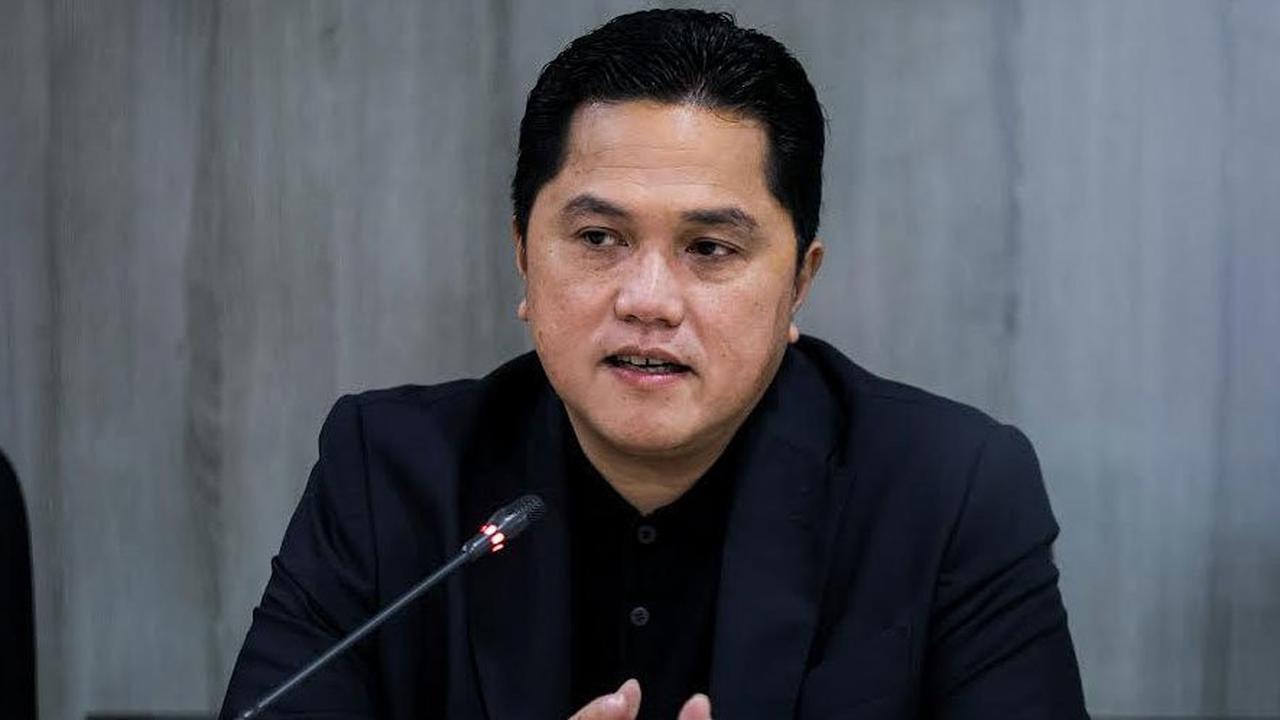 Melihat Momen Keakraban Bung Towel dan Erick Thohir Nonton Timnas Indonesia Vs Laos di Stadion Manahan