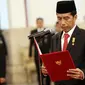 Presiden Jokowi membacakan sumpah jabatan saat melantik Kepala Badan Nasional Penanggulangan Terorisme (BNPT) dan Kepala Badan Keamanan Laut (Bakamla) di Istana Negara, Jakarta, Rabu (16/3).  (Liputan6.com/Faizal Fanani)