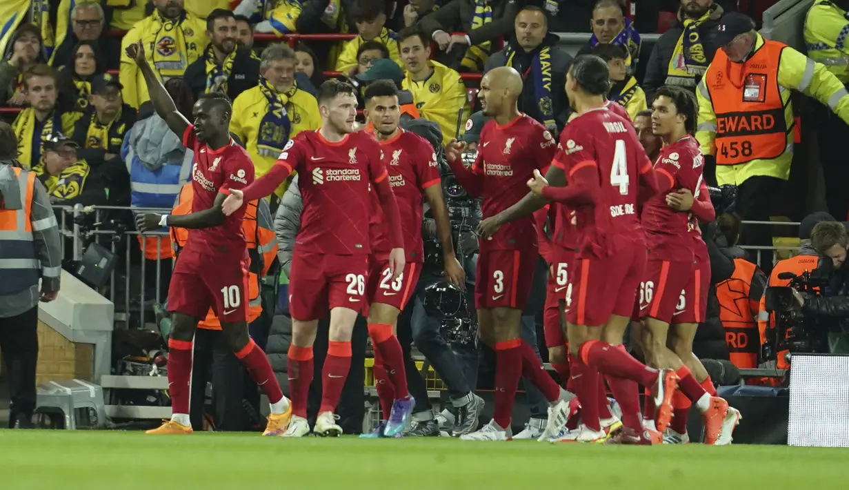 <p>Penyerang Liverpool, Sadio Mane (kiri) berselebrasi usai mencetak gol ke gawang Villarreal pada pertandingan leg pertama semifinal Liga Champions di stadion Anfield di Liverpool, Inggris, Kamis (28/4/2022). Liverpool menang atas Villarreal 2-0. (AP Photo/Jon Super)</p>