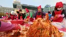 Peserta membuat kimchi, hidangan tradisional Korea Selatan, selama Festival Kimchi tahunan di pusat kota Seoul, Jumat (3/11). Sekitar 4.700 peserta diharapkan mampu menghasilkan 120 ton kimchi. (AP Photo/Ahn Young-joon)