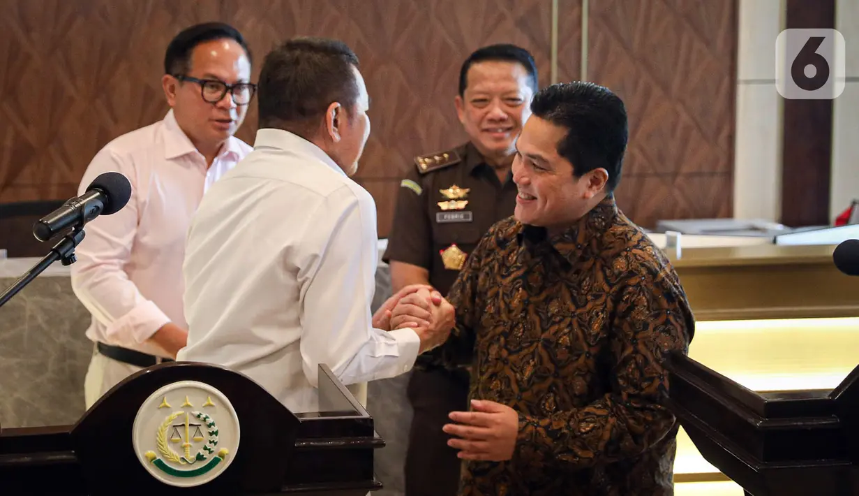 Menteri BUMN Erick Thohir (kanan) bersalaman dengan Jaksa Agung ST Burhanuddin saat menyampaikan keterangan usai pertemuan terkait penyerahan pengelolaan aset perkara Jiwasraya dan Asabri dari Kejaksaan Agung kepada Kementerian BUMN di Gedung Kejaksaan Agung, Jakarta, Senin (6/3/2023). Dalam pertemuan tersebut, Erick Thohir mengungkapkan ada penemuan kasus baru untuk diproses dan diselidiki oleh Kejaksaan Agung. (Liputan6.com/Faizal Fanani)