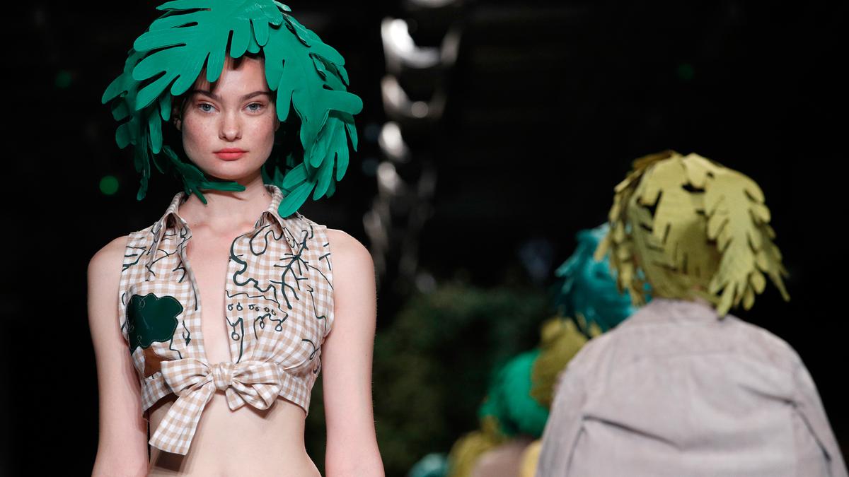 PHOTO: Ada Model dengan Rambut Daun Melenggang di Paris - Foto Liputan6.com