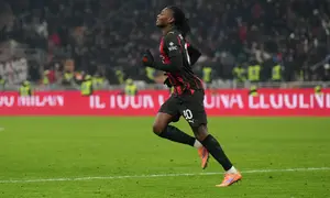 Pemain AC Milan, Rafael Leao, merayakan gol pada laga Serie A/Liga Italia antara AC Milan vs Genoa di Milan, Italia, Kamis, 8 Januari 2026. (AP Photo/Antonio Calanni)