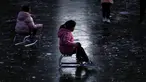 Anak-anak bermain ice skating di sungai yang membeku dekat pemukiman warga saat libur Tahun Baru di Beijing, China, 3 Januari 2022. (AP Photo/Andy Wong)