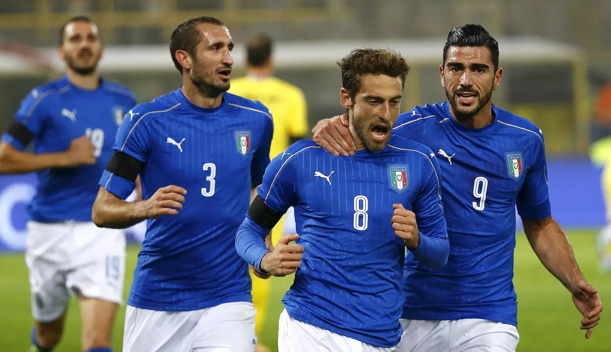 Pemain Italia, Claudio Marchisio merayakan kemenangan bersama rekannya pada laga persahabatan melawan Rumania di Stadion Renato Dall'Ara, Bologna, Rabu (18/11/2015) dini hari WIB. (REUTERS/Stefano Rellandini)