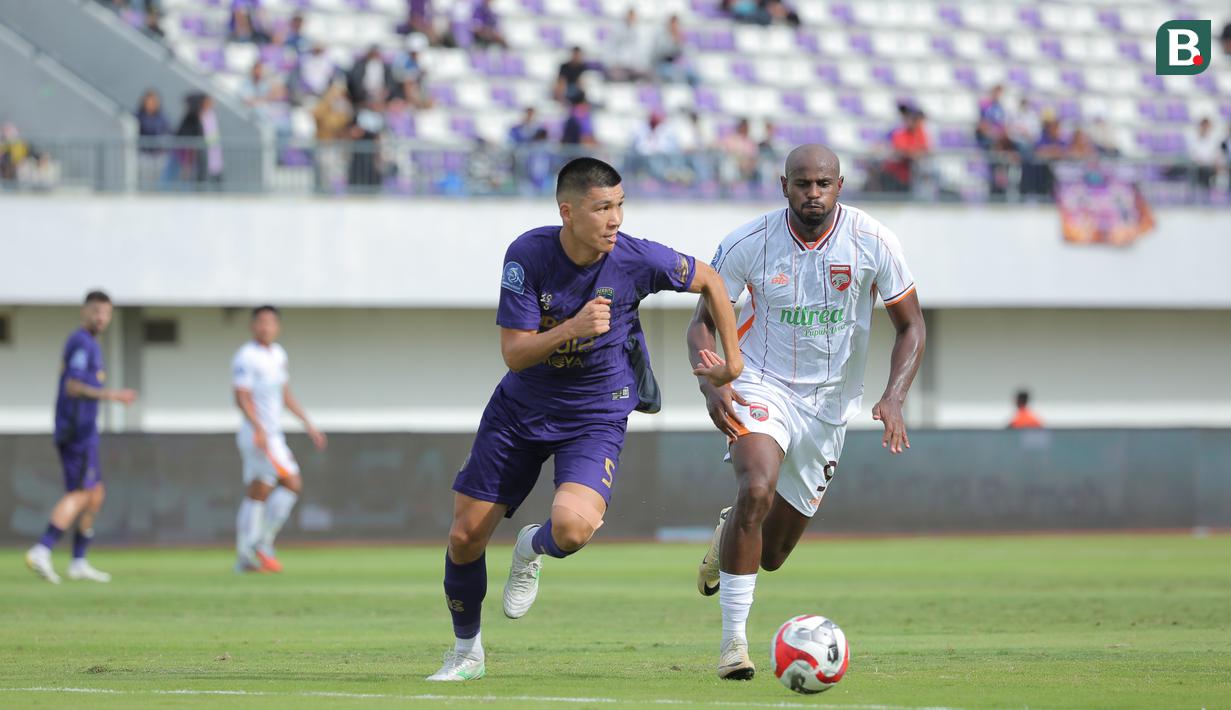 Pemain Persita, Tamirlan Kozubaev (kiri) berebut bola dengan pemain Borneo FC, Joel Vinicius Silva Dos Santos dalam laga BRI Super League 2025/2026 di Indomilk Arena, Tangerang, Banten, Jumat (09/01/2026). (Bola.com/Bagaskara Lazuardi)