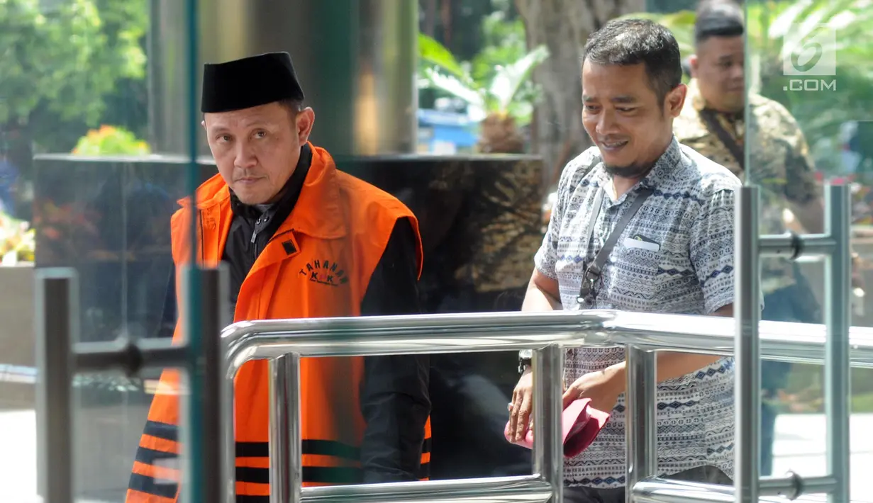 Anggota DPRD Lampung Tengah Rusliyanto tiba untuk menjalani pemeriksaan di Gedung KPK, Jakarta, Rabu (14/3). Rusliyanto diperiksa sebagai tersangka kasus suap terkait pinjaman daerah pada APBD Lampung Tengah 2018. (Merdeka.com/Dwi Narwoko)