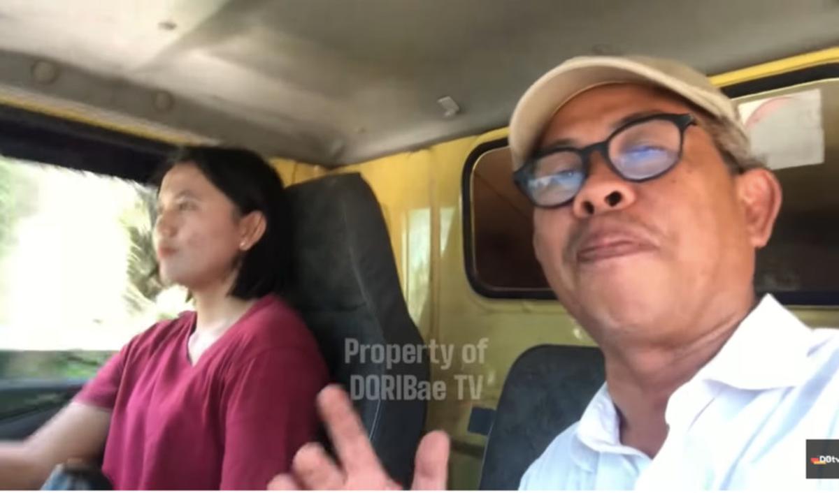 Beginilah momen ketika Ecy sedang mengendarai mobil bermuatan batu bara. <br>