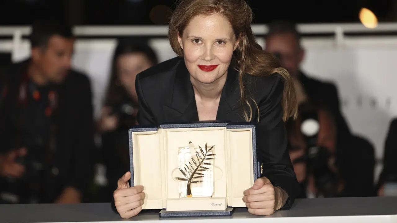 Justine Triet, pemenang Palme d'Or dalam Festival Film Cannes 2023 lewat film Anatomy of a Fall. (Vianney Le Caer/Invision/AP)