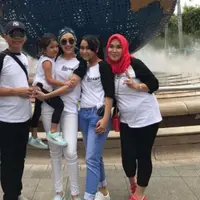 Ayu Ting Ting foto bersama bersama orang tua dan anak serta adiknya (Instagram/@ayutingting92)