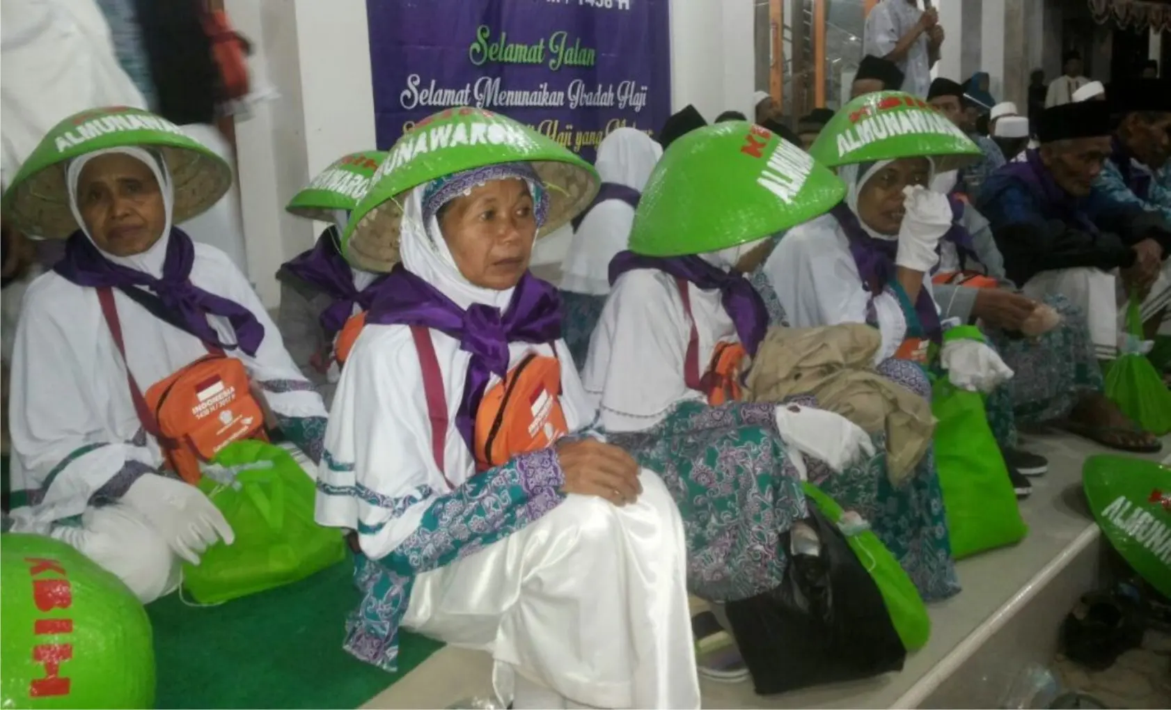 Para Calhaj KBIH AL Munawaroh Cilacap membawa tudung untuk melindungi diri dari terik matahari saat berada di tanah suci. (Foto: Liputan.com/Muhamad Ridlo).