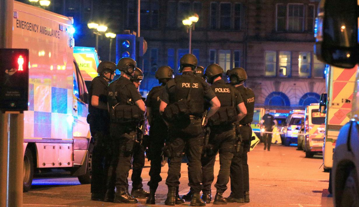 Personel kepolisian mengamankan lokasi ledakan usai konser penyanyi Ariana Grande di Manchester Arena, Inggris, Senin (22/5). Sejumlah saksi mata mengatakan, mendengar dua ledakan dari arah loket penjualan tiket di tempat itu. (Peter Byrne/PA via AP)