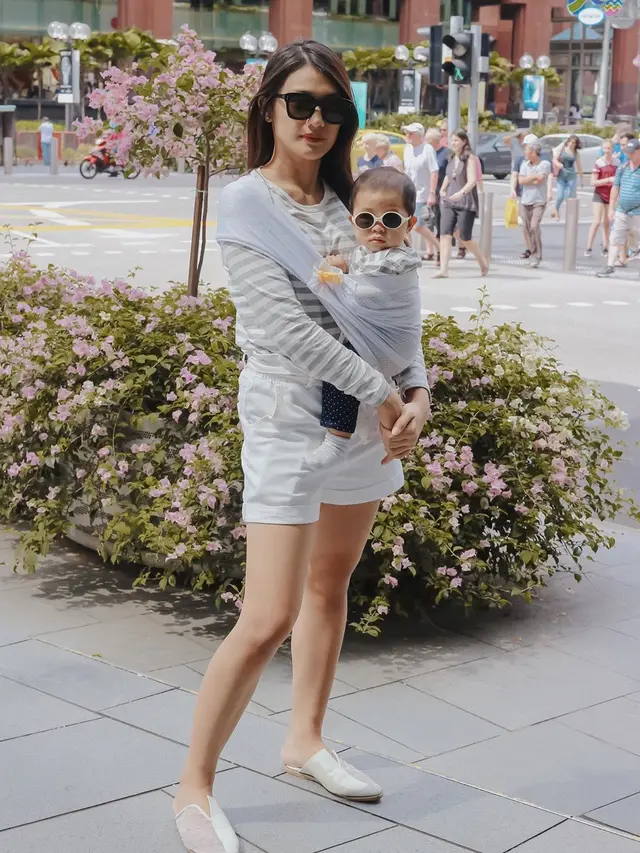 7 Gaya Anissa Aziza dan Buah Hati Pakai Baju Couple, Kompak Banget