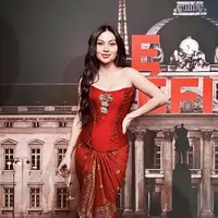 Tubuh curvy Ariel Tatum terbalut sempurna dengan wrapped skirt dan bustier merah. Wrapped skirt yang digunakan bisa mengaburkan ilusi pinggang yang besar [@arieltatum]