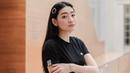 Meski warna blonde sering ia gunakan, namun finalis GADIS Sampul ini tetap tampil cantik saat rambutnya berwarna hitam. Meski bergaya casual, ia terlihat menawan. (Liputan6.com/IG/@pattdevdex)