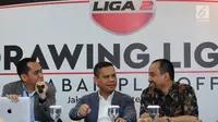 Dirut PT LIB, Berlinton Siahaan memimpin pengundian babak play-off Liga 2 Indonesia di Jakarta, Senin (18/9). Babak play-off Liga 2 Indonesia akan digelar pada 8-17 Oktober 2017 di empat kota. (Liputan6.com/Helmi Fithriansyah)
