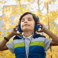 ilustrasi anak menednegar musik/copyright Pexels/Jonas Mohamadi