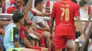 Pemain Persija Jakarta, Gustavo Almeida, mengalami cedera saat melawan Bhayangkara FC pada laga BRI Liga 1 di Stadion Patriot Candrabhaga, Bekasi, Senin (27/11/2023). (Bola.com/M Iqbal Ichsan)