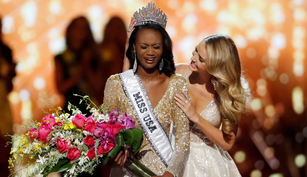 Ekspresi Miss District of Columbia, Deshauna Barber usai dinobatkan sebagai Miss USA 2016 di Las Vegas, (5/6). Wanita kulit hitam ini menggondol gelar Miss USA setelah berhasil menyisihkan 51 finalis lain yang juga tampil memukau. (REUTERS/Steve Marcus)