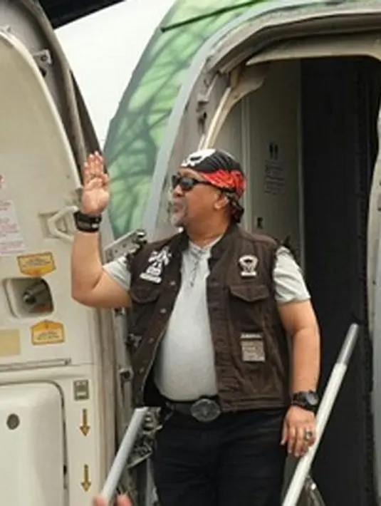 Film yang dibintangi Tora Sudiro, Vino G Bastian, dan Abimana itu kini menghiasi pesawat yang dipakai para pemeran utama tersebut untuk keliling lima kota di Indonesia untuk acara nonton bareng. (Instagram/t_orasudi_ro)