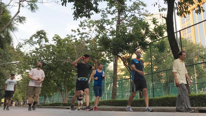 Para pelari kembali ke taman yang populer saat pelonggaran aturan lockdown di Bangkok, Minggu (3/5/2020). Thailand mulai melonggarkan aturan pembatasan pergerakan orang dan pertemuan setelah diberlakukan beberapa minggu lalu dalam upaya memerangi penyebaran COVID-19. (AP/Tassanee Vejpongsa)