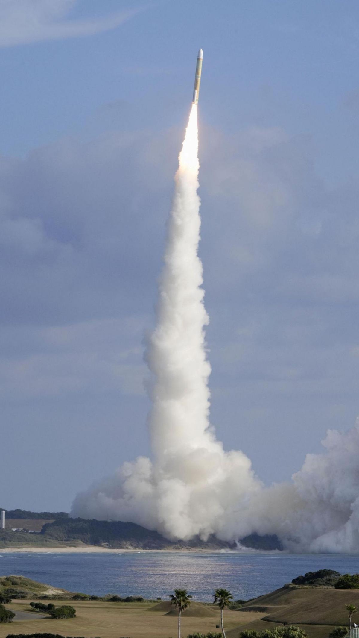 Kesuksesan peluncuran ini dibuktikan setelah mesin roket berhasil terbakar dan roket telah dikonfirmasi sudah mencapai orbit Bumi. Foto: Kyodo via REUTERS<br>