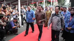 Kepala BNN, Komjen Pol Budi Waseso (kiri) bersama Menko Polhukam Wiranto saat menghadiri puncak peringatan Hari Anti-Narkoba Internasional (HANI) di Plaza Tugu Api Pancasila, Taman Mini Indonesia Indah, Jakarta, Kamis (13/7). (Liputan6.com/Faizal Fanani)