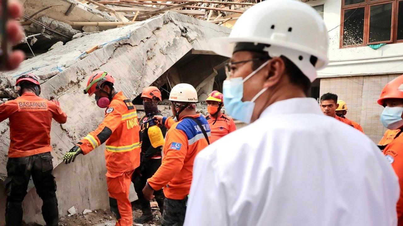 Menteri Sosial Saifullah Yusuf (Gus Ipul) menyaksikan langsung proses evakuasi Syahlendra Haikal di Ponpes Al-Khoziny Buduran, Sidoarjo