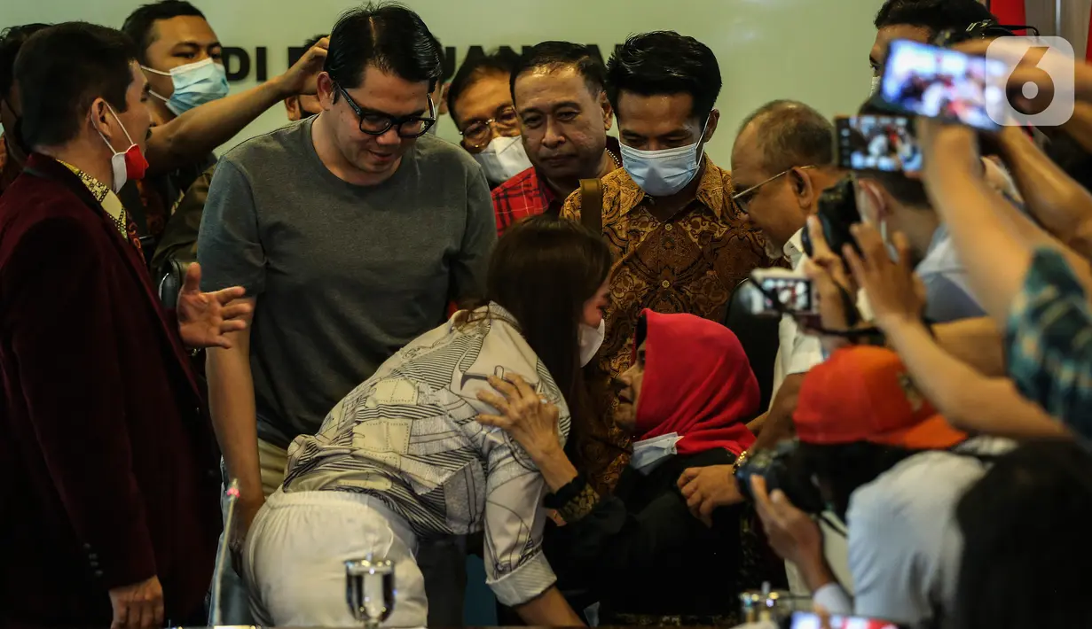 Anggiat Pasaribu meminta maaf kepada ibunda Anggota Komisi III DPR RI Arteria Dahlan,  Wasniar Wahab usai Konferensi Pers di Fraksi PDI Perjuangan, Komplek Parlemen, Senayan, Jakarta, Kamis (25/11/2021).  (Liputan6.com/Johan Tallo)