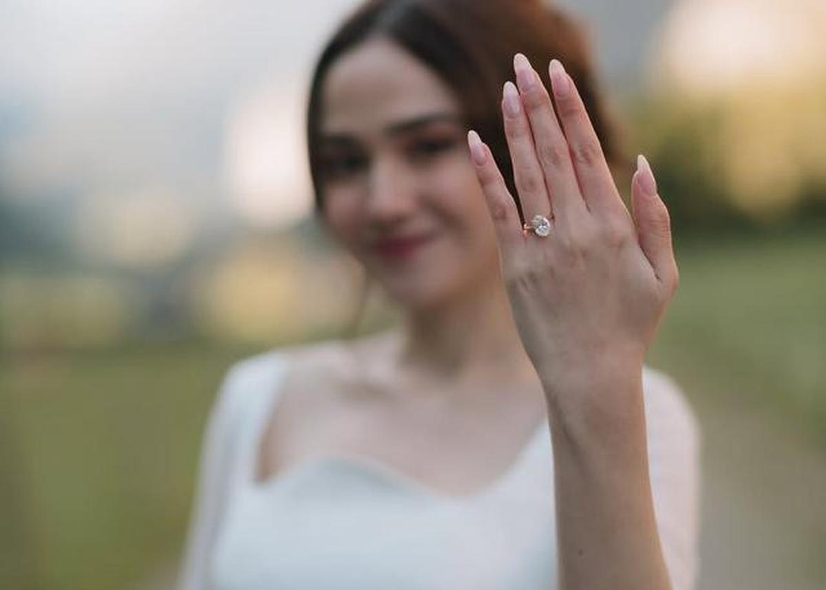 10 Cincin Lamaran Artis di Tahun 2025 yang Memukau, Kilau Romansa