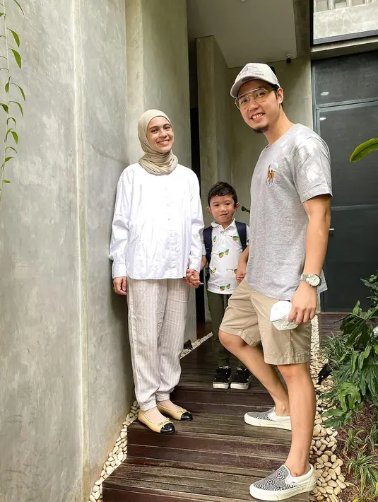 Enam tahun menikah, pasangan ini jauh dari gosip. Keduanya juga kerap membagikan momen kemesraan dan keharmonisan rumah tangganya. Diultah pernikahan tahun 202i ini, hadiahnya adalah putranya sunat tepat di hari pernikahannya. [Instagram/missnyctagina]