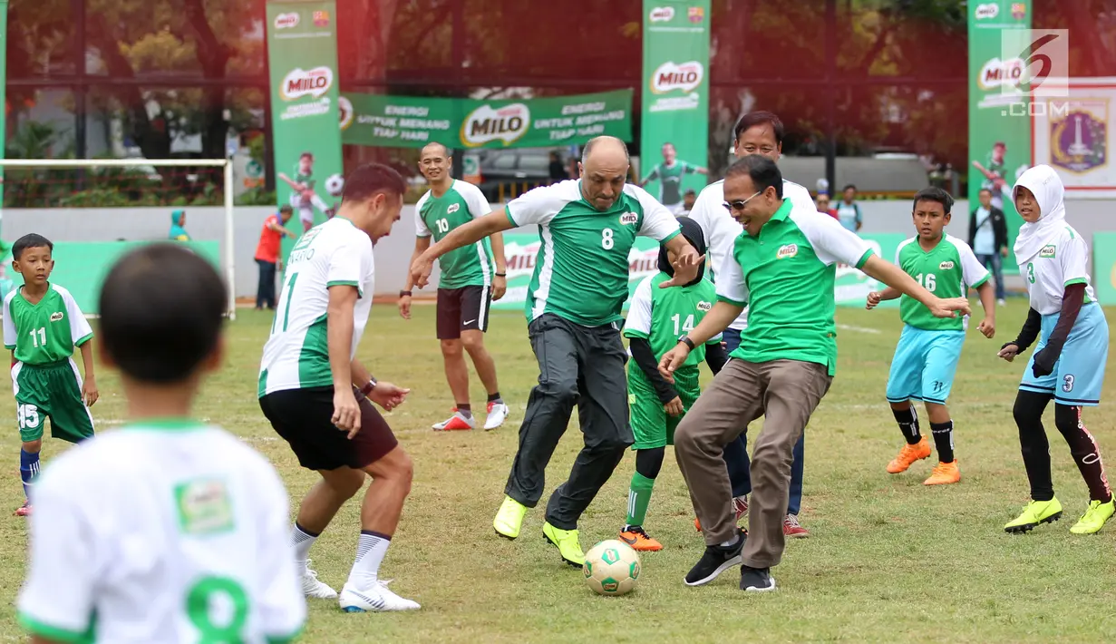 Presdir Nestlé Indonesia Dharnesh Gordhon berebut bola dengan Direktur Pembinaan Sekolah Dasar Kemendikbud Khamim pada pertandingan persahabatan MILO Football Championship di Lapangan Banteng, Jakarta, Sabtu (2/3). (Liputan6.com/Pool/Image Dynamics)